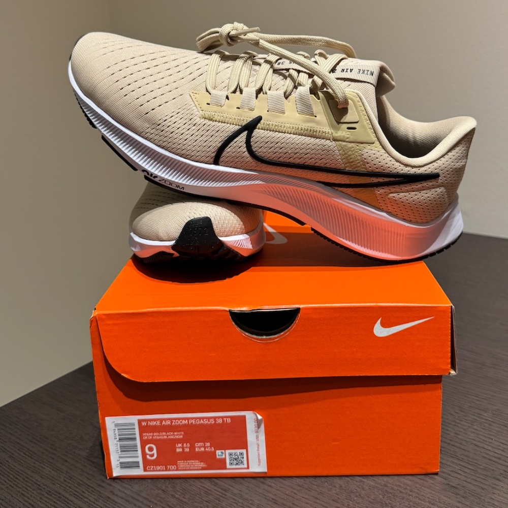 Women's Nike Air Zoom Pegasus 38 - Gold, Size 9